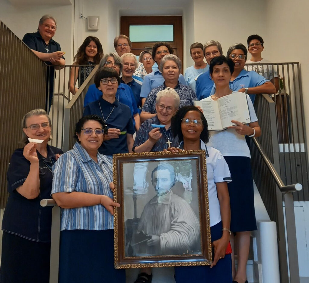 Foto de grupo contando com todas as religiosas que participaram do Capítulo Geral 2022.