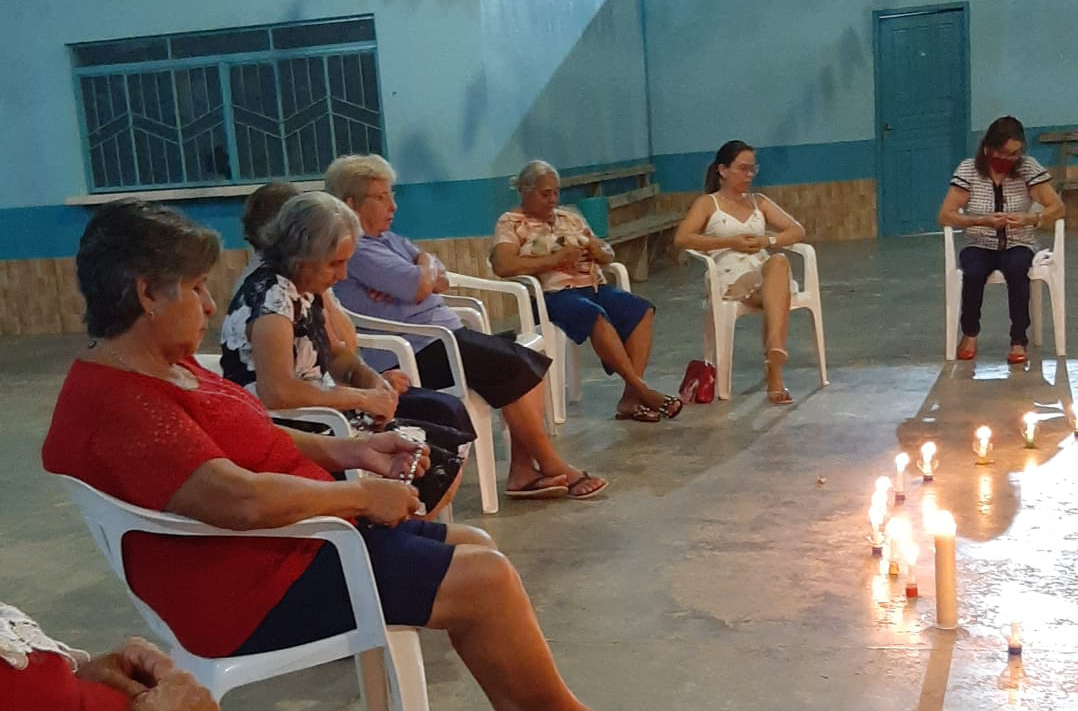 Campo Novo com a Comunidade rezando o terço luminoso pelas Vocações
