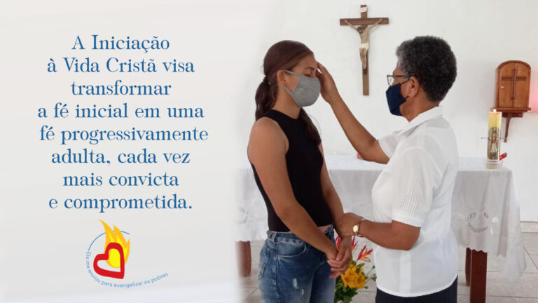 A catequisanda, Luciana, recebe durante a celebração a Bíblia e o crucifixo, sinais de acolhida junto a comunidade cristã.